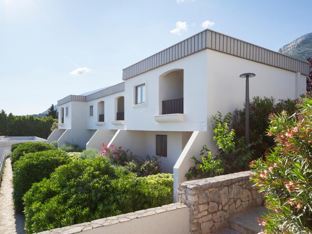 a view of a house from the street at Bluesun Holiday Village Bonaca - Full Board Plus in Bol