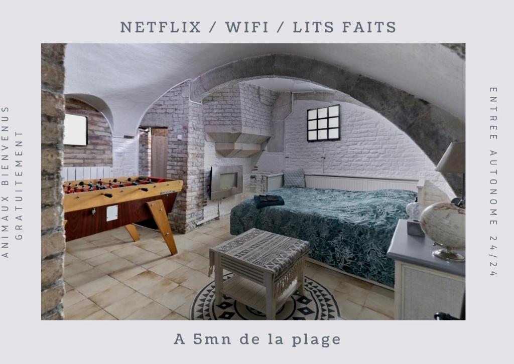 ein Schlafzimmer mit einem Bett und einem Tisch in einem Zimmer in der Unterkunft LE MADISON, Gîte Atypique - NETFLIX in Dieppe