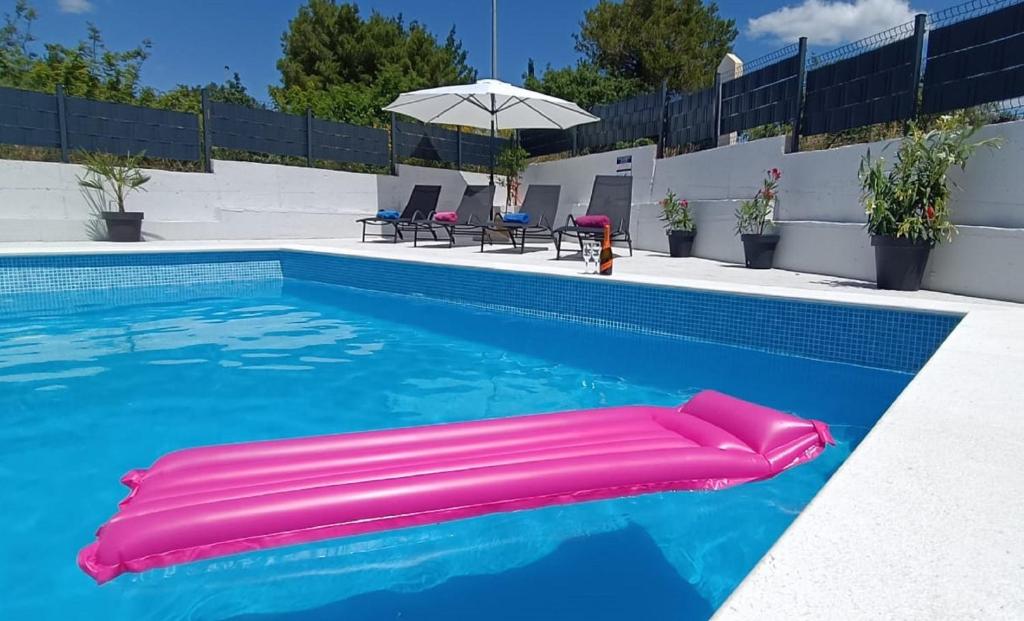 uma piscina com uma bóia cor-de-rosa na água em Holiday Home Gabi em Sibenik