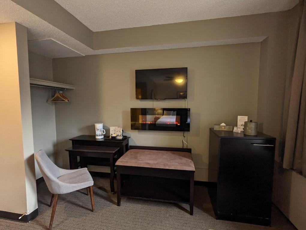 King Edward Hotelにあるテレビまたはエンターテインメントセンター