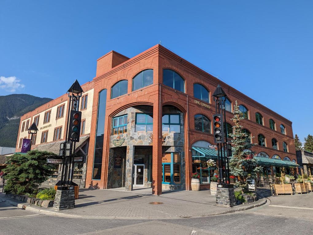 un gran edificio de ladrillo en la esquina de una calle en King Edward Hotel en Banff