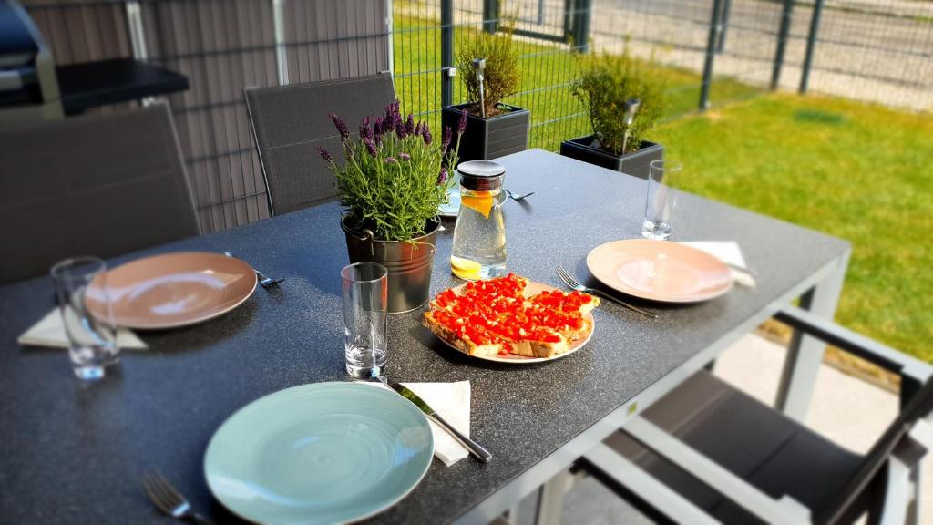 una mesa con un plato de comida encima en Luxuriöses Apartment mit Garten & Terrasse in der Nähe vom See im schönen Salzkammergut en Gmunden