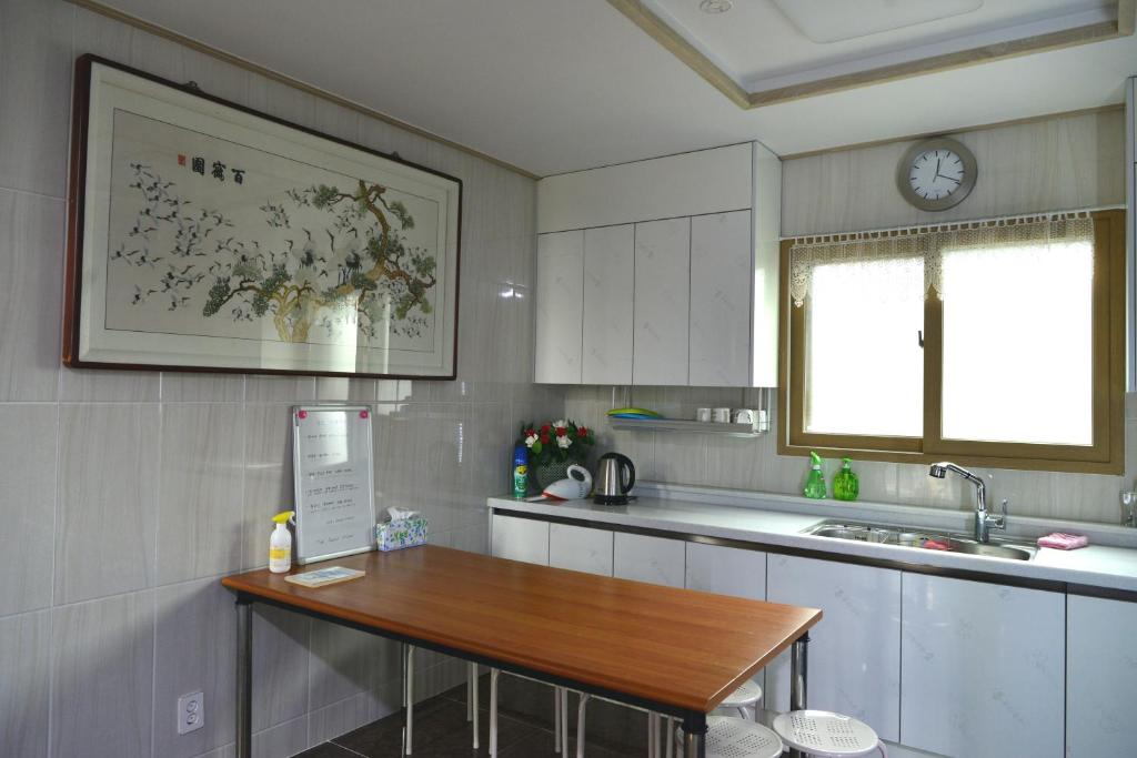 Kuchyň nebo kuchyňský kout v ubytování Hub Guest House