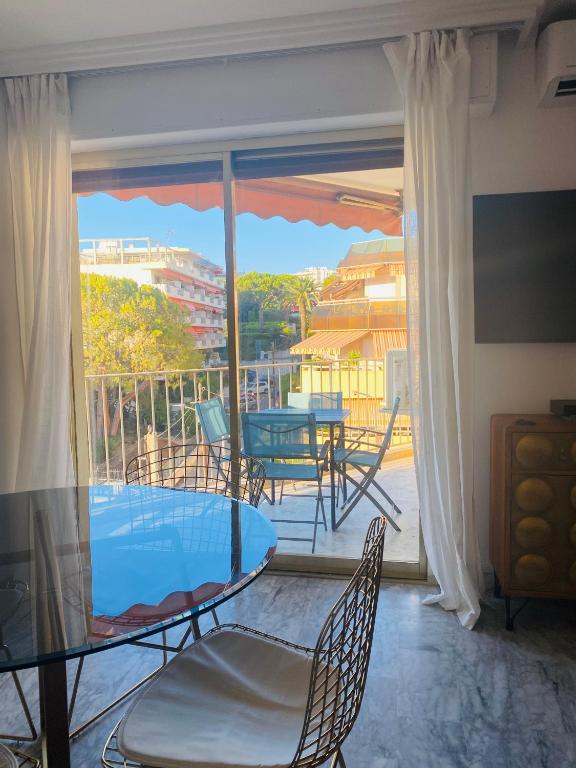 Bazén v ubytování JUAN LES PINS PINEDE TERRASSE nebo v jeho okolí
