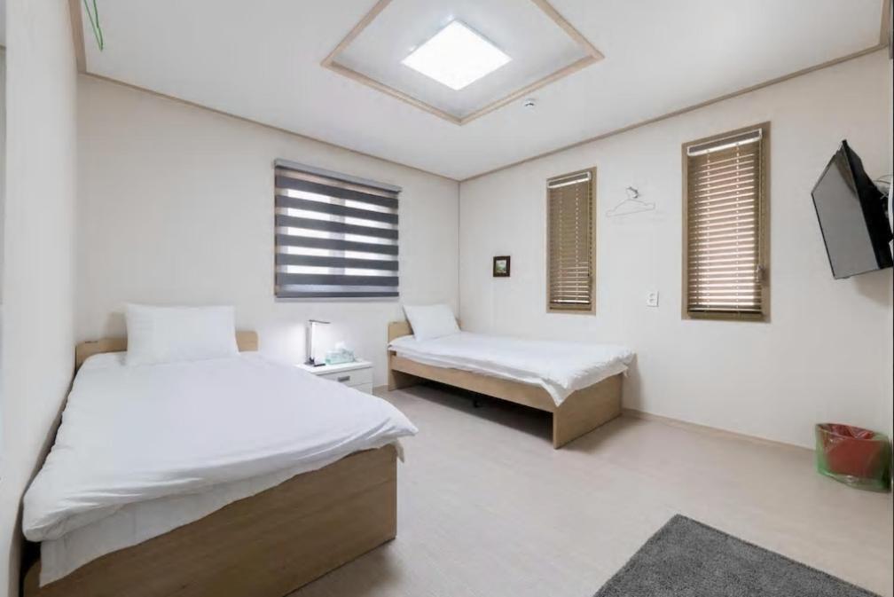 Postel nebo postele na pokoji v ubytování Hub Guest House