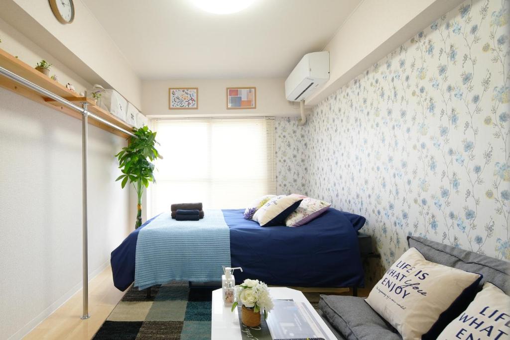 東京的住宿－SC Kameari 1103，一间带床和沙发的小卧室