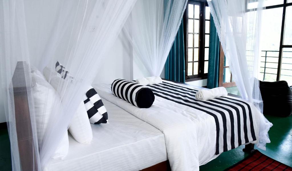 Postel nebo postele na pokoji v ubytování Maridian Hotel