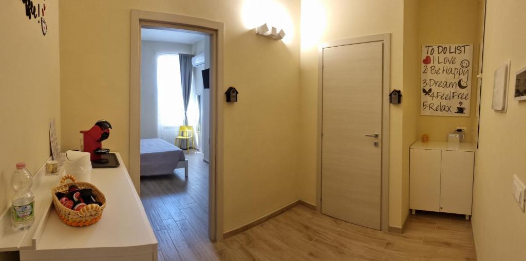 Cette chambre dispose d'un couloir avec une chambre et une porte. dans l'établissement Happy b&b, à Torre Maggiore