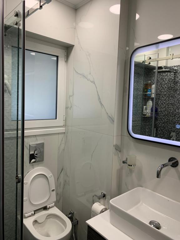 A bathroom at Lovely Faliro Apartment next to the sea.