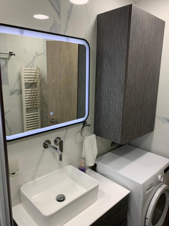 A bathroom at Lovely Faliro Apartment next to the sea.