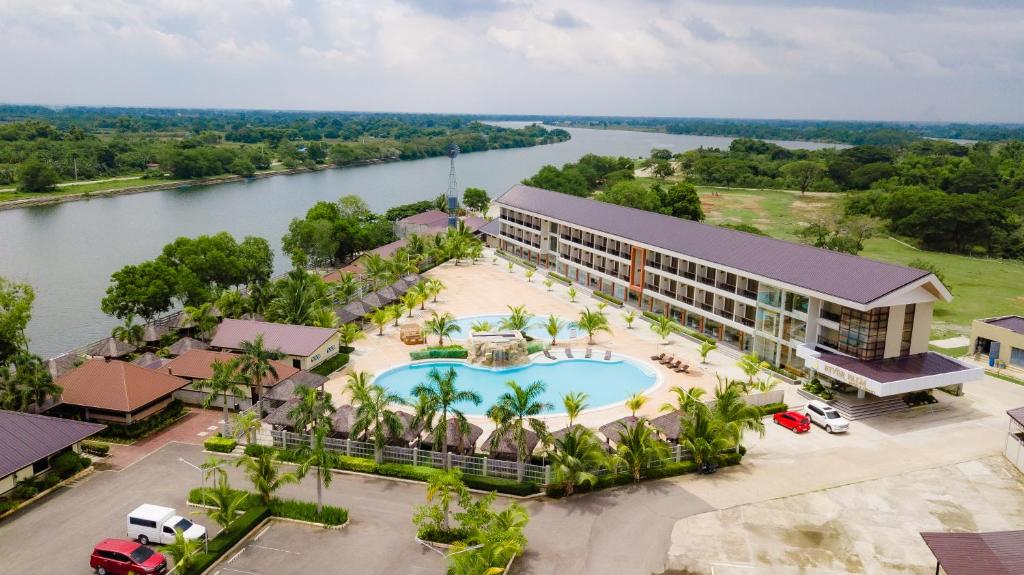 een luchtzicht op een resort met een zwembad bij River Palm Hotel and Resort powered by Cocotel in Bugallon
