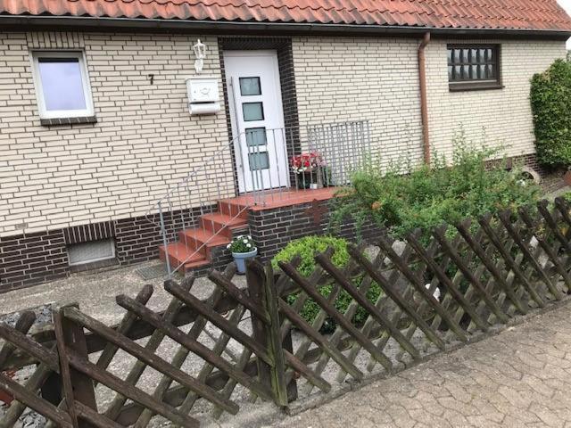 een houten hek voor een huis bij Kathrin, Ferienwohnung in Schneverdingen