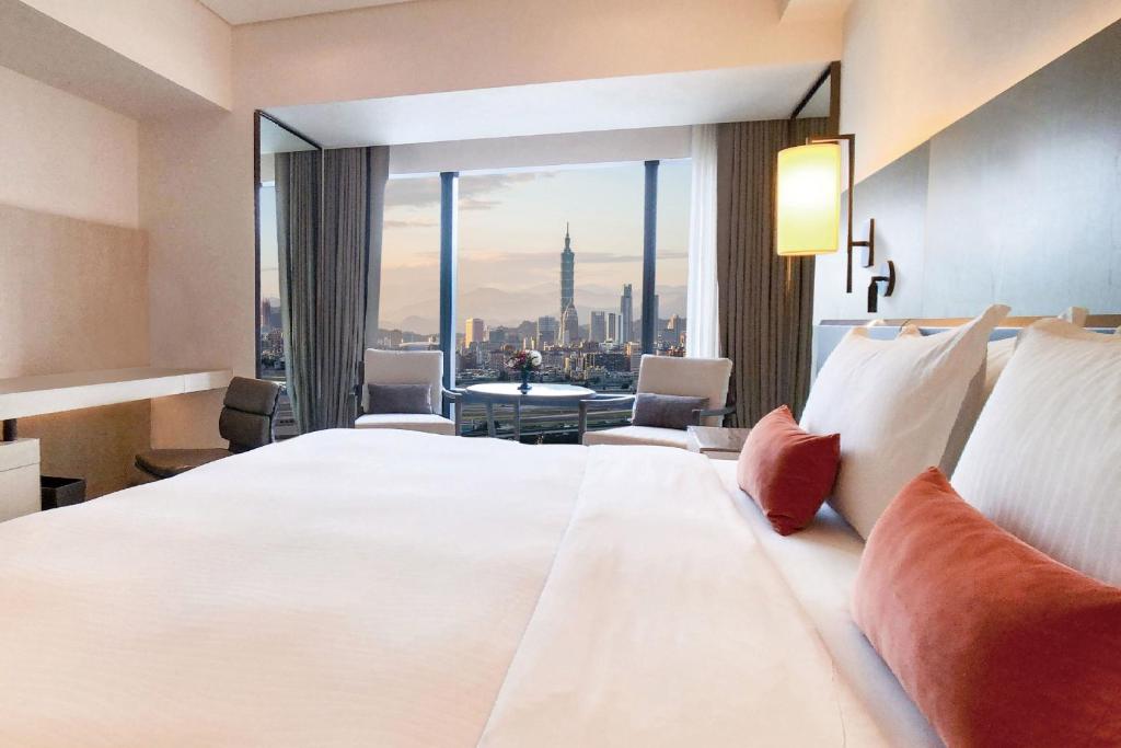 Postel nebo postele na pokoji v ubytování Taipei Marriott Hotel