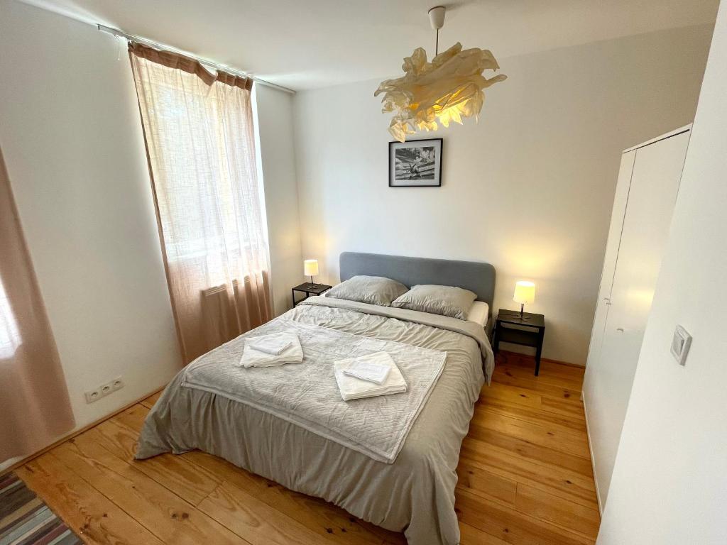 um quarto com uma cama com duas toalhas em Charmant 2 pièces atypique em Mulhouse