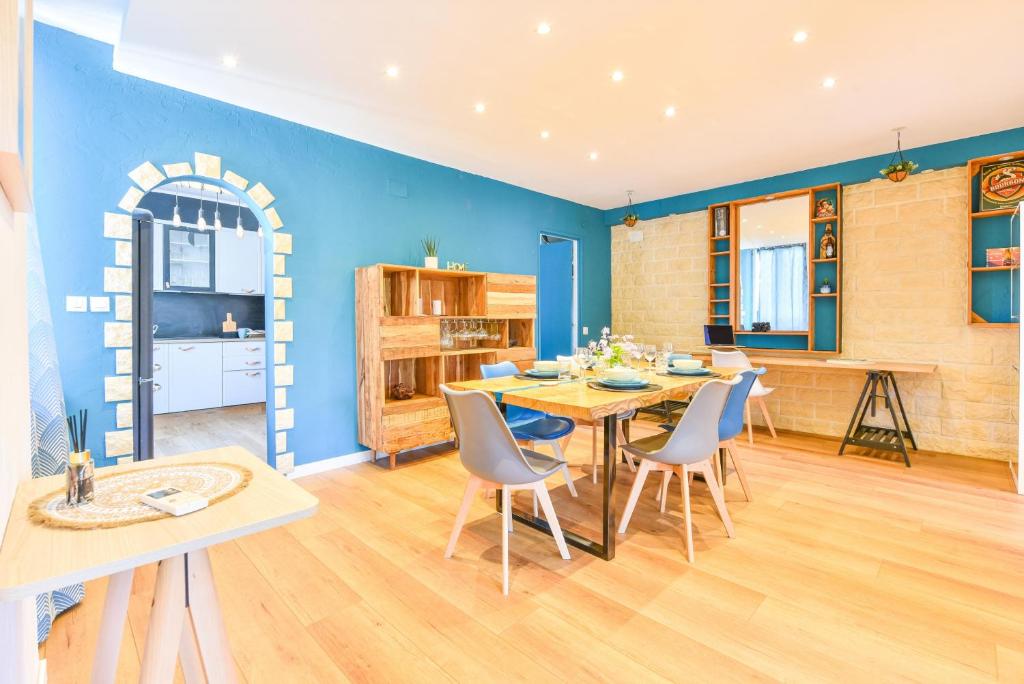 une cuisine et une salle à manger avec une table et des chaises dans l'établissement A découvrir - L'Emergence, à Strasbourg