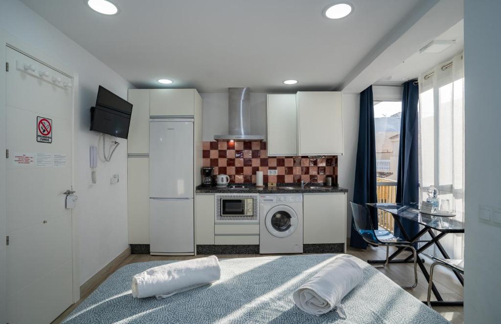 Kuchnia lub aneks kuchenny w obiekcie PLAYA CARIHUELA Apartamentos El CARMEN