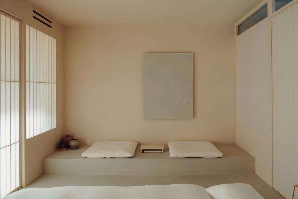 a room with two beds and a mirror at LOG in Onomichi