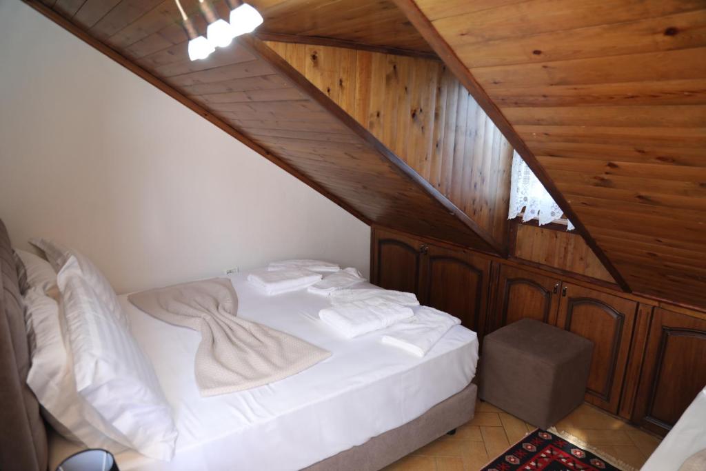 Postel nebo postele na pokoji v ubytování --HOTEL DEAL-- Rooms With Castle View