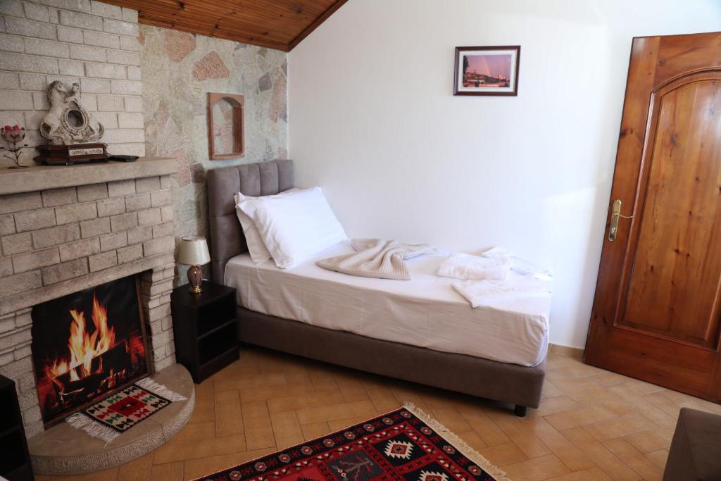 Postel nebo postele na pokoji v ubytování --HOTEL DEAL-- Rooms With Castle View