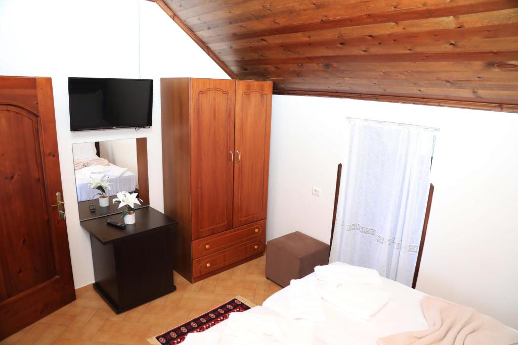 Postel nebo postele na pokoji v ubytování --HOTEL DEAL-- Rooms With Castle View