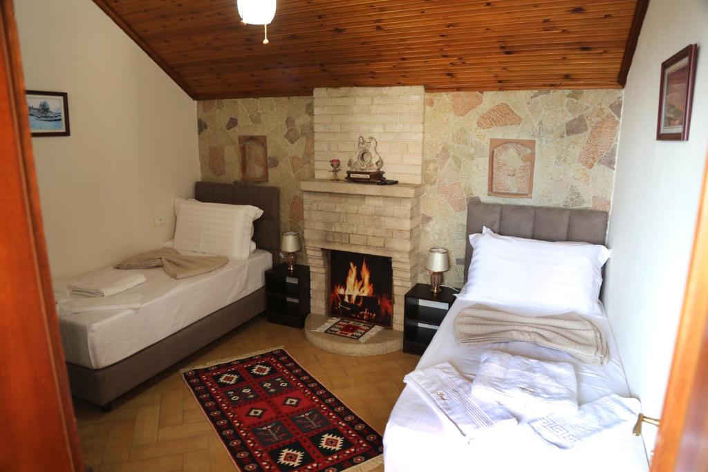 Postel nebo postele na pokoji v ubytování --HOTEL DEAL-- Rooms With Castle View