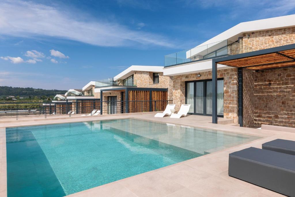 Bazén v ubytování Five Senses Of Luxury nebo v jeho okolí