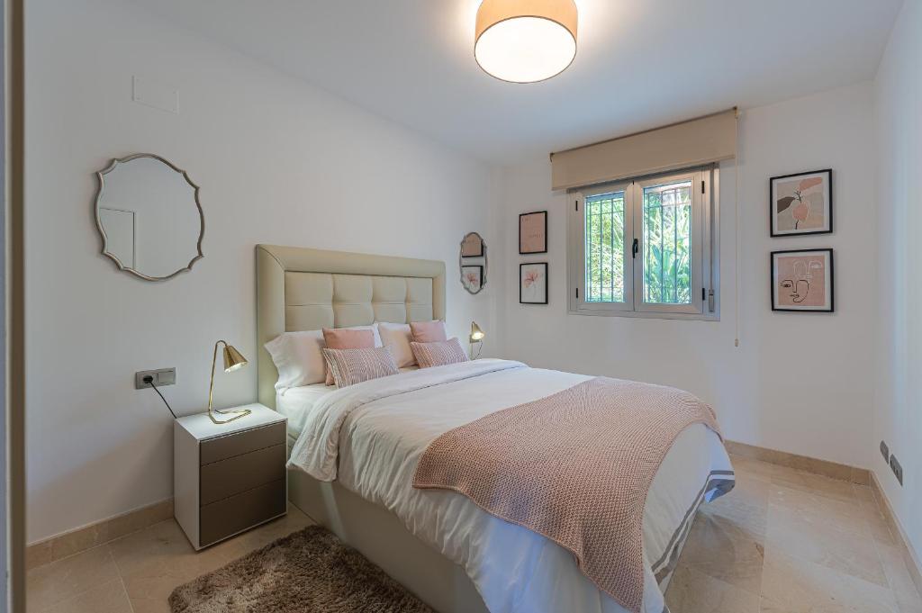 Postel nebo postele na pokoji v ubytování Garten Appartment in La Floresta - La Mairena