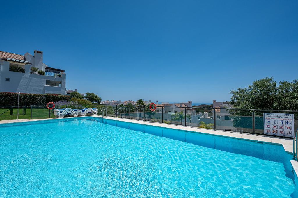 Bazén v ubytování Garten Appartment in La Floresta - La Mairena nebo v jeho okolí