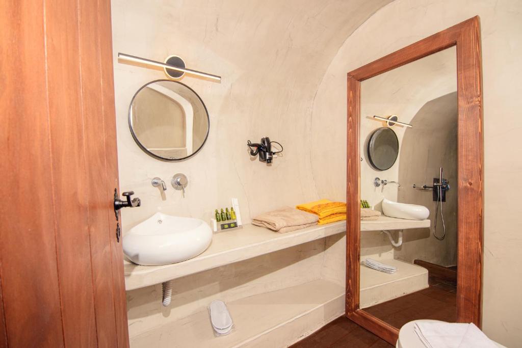 Ένα μπάνιο στο Santorini Rooftop Hot Tub Suite with Panoramic Views