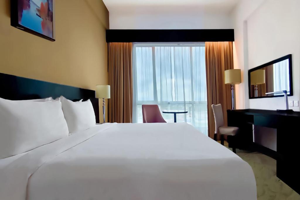 Postel nebo postele na pokoji v ubytování Pan Borneo Hotel Kota Kinabalu