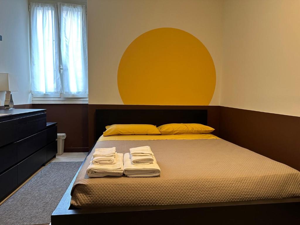 una camera da letto con un letto e due asciugamani di Sant Antonino Metro Pozzo Strada a Torino