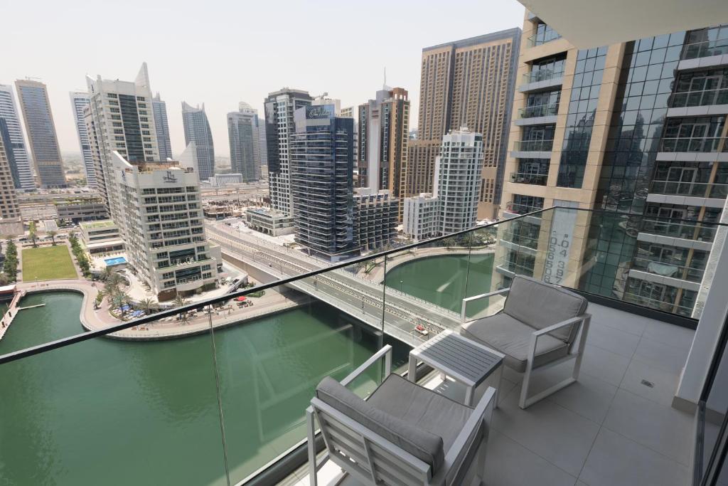 Fotografie z fotogalerie ubytování Stunning 2-bd Apartment With Full Marina View v Dubaji