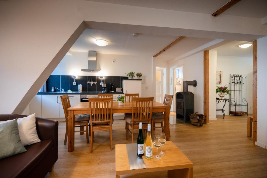sala de estar y cocina con mesa y sillas en Weingut Josef Ehses en Traben-Trarbach
