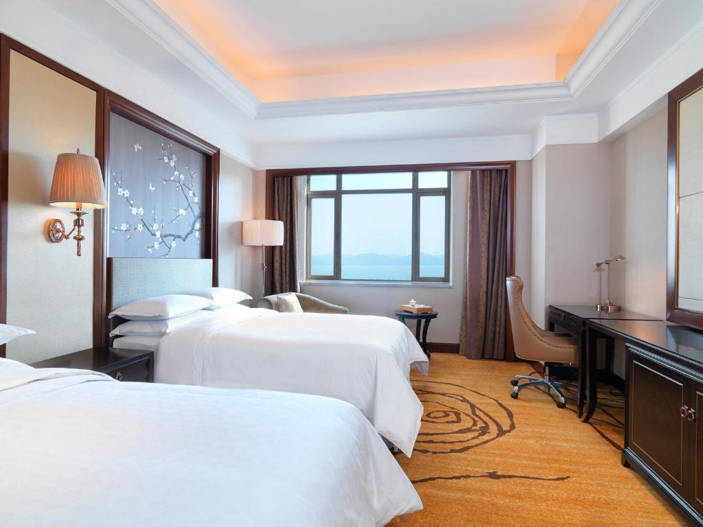 Postel nebo postele na pokoji v ubytování Sheraton Shantou Hotel