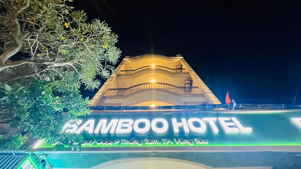 BAMBOO Hotel Vung Tau في فنغ تاو: مبنى كبير مع لافتة أمامه