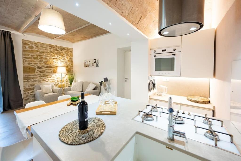 uma cozinha e sala de estar com bancada em Appartamento il Poggino em Colle Val D'Elsa