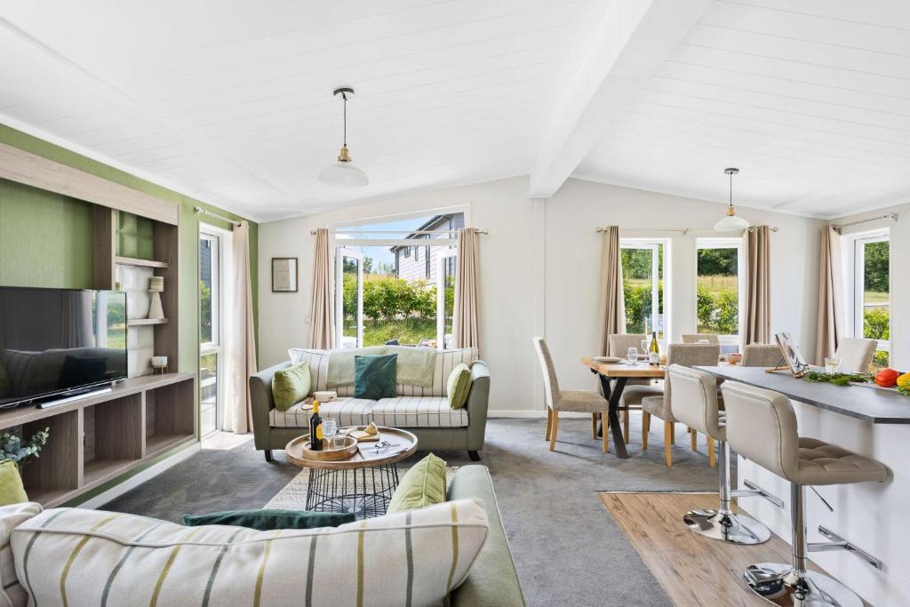 Televiisor ja/või meelelahutuskeskus majutusasutuses Rose Lodge, 21 Roadford Lake Lodges