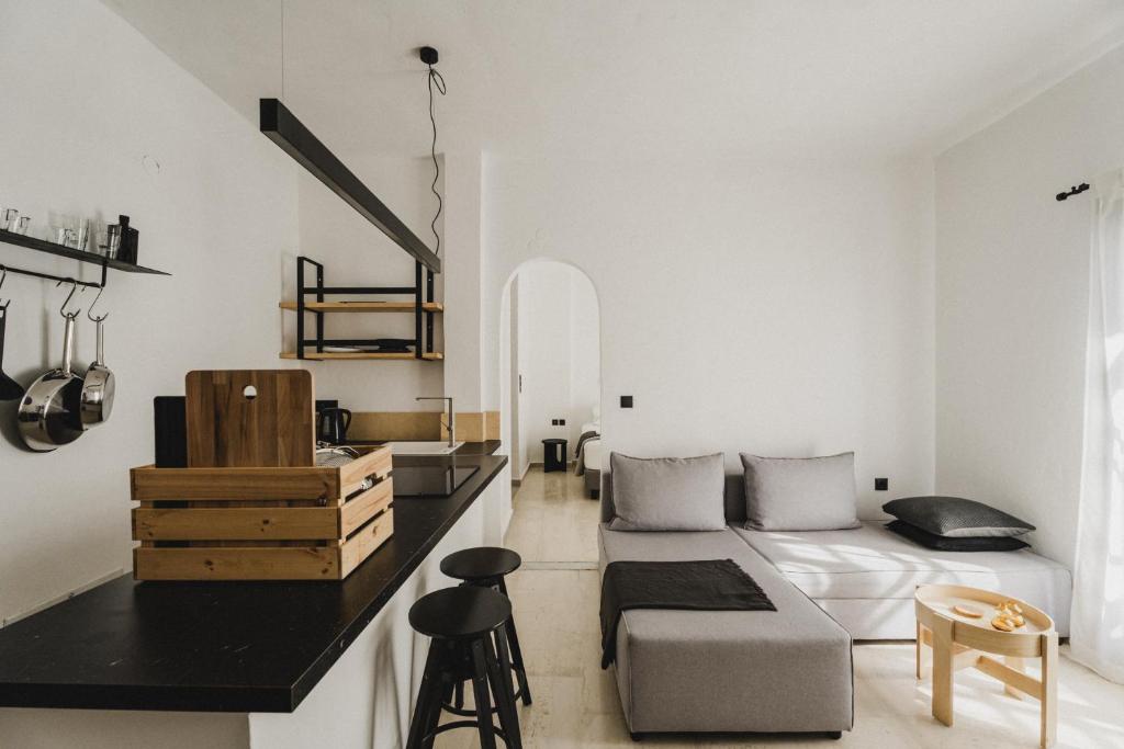 uma sala de estar com um sofá branco e uma mesa em Chris&C Apartments em Agía Galíni