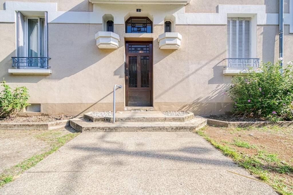 a building with a door and stairs in front of it at 2 pièces tout confort, déco moderne, wifi fibre in Grenoble