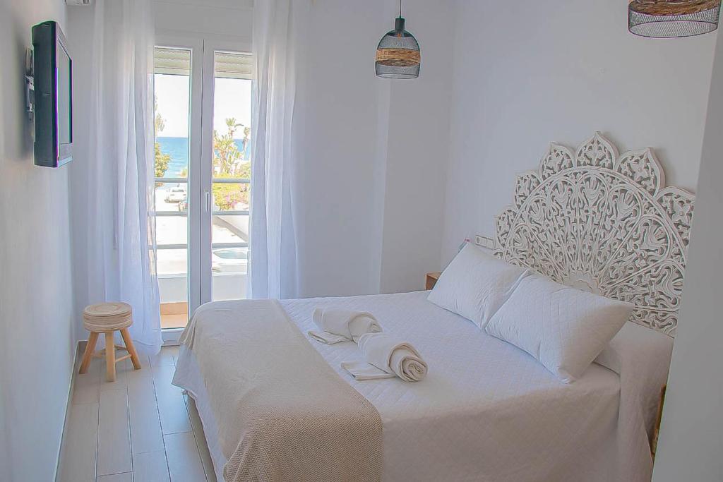 a bedroom with a bed with two towels on it at H Rincón de Diego in Mojácar