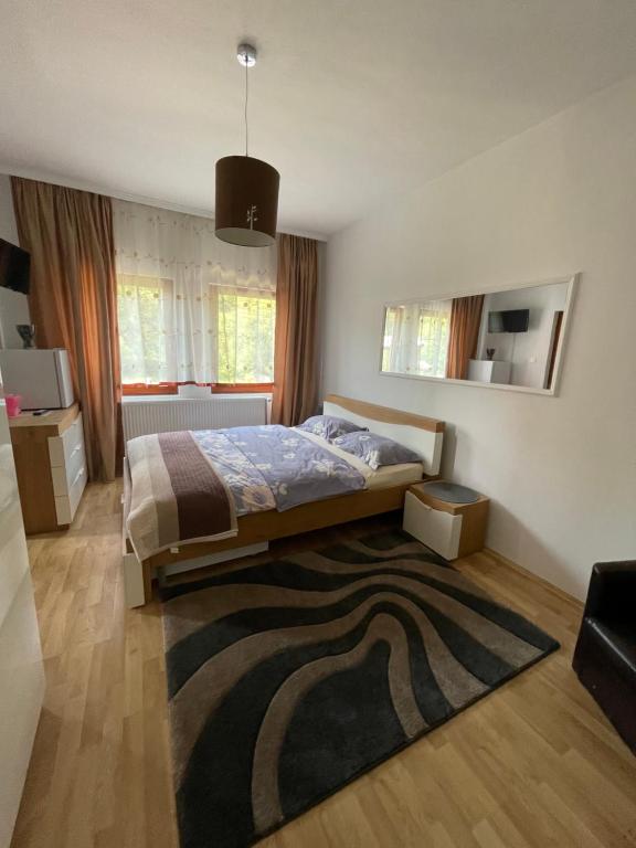 - une chambre avec un lit et un tapis dans l'établissement GAMA Restaurant Cazare, à Vişeu de Sus