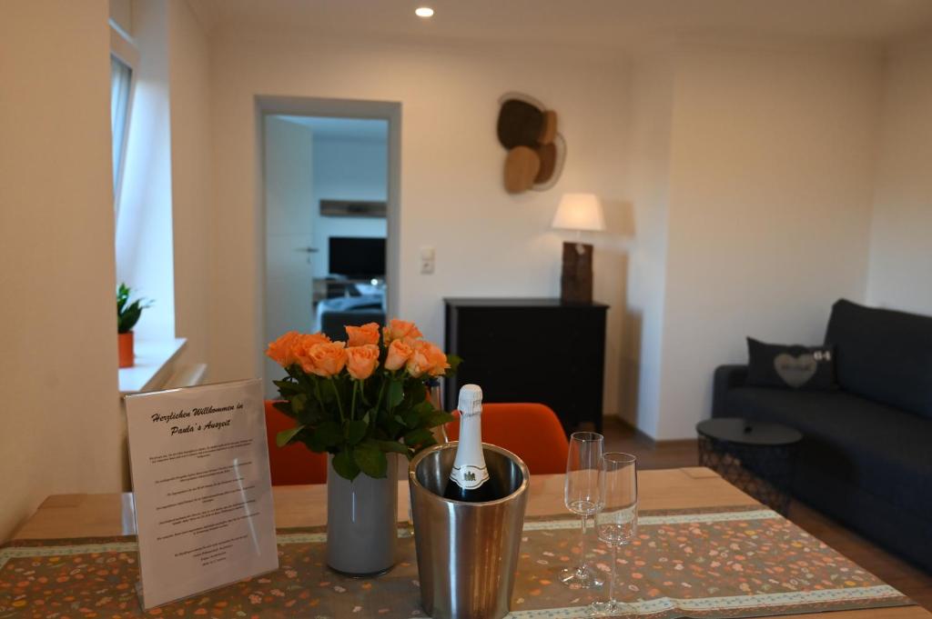 Weiersbach的住宿－Paula's Auszeit，客厅里摆放着橙花的桌子