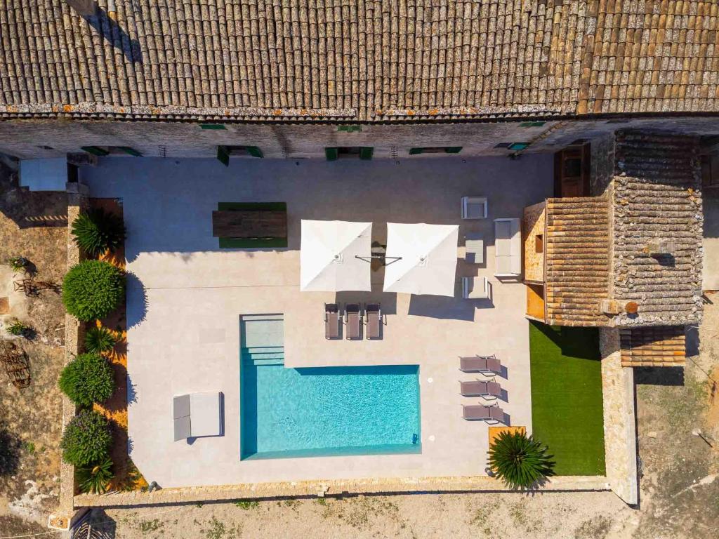 Cette chambre offre une vue sur une maison dotée d'une piscine. dans l'établissement Son Veri Dalt, à Llucmajor