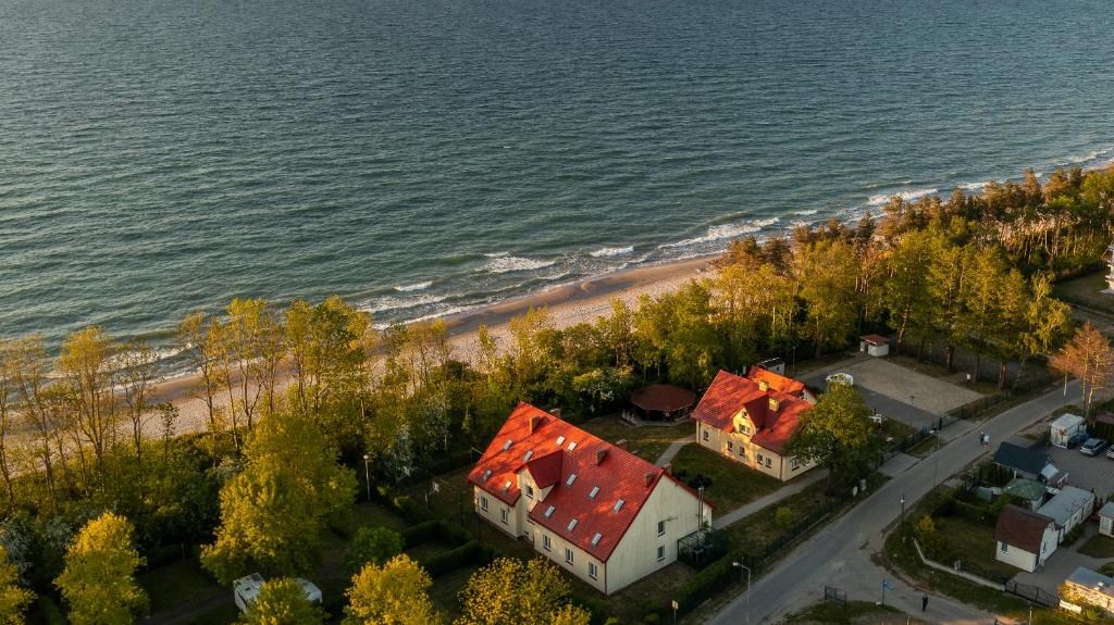 an aerial view of a house next to a beach at Nad brzegiem Bałtyku in Sarbinowo