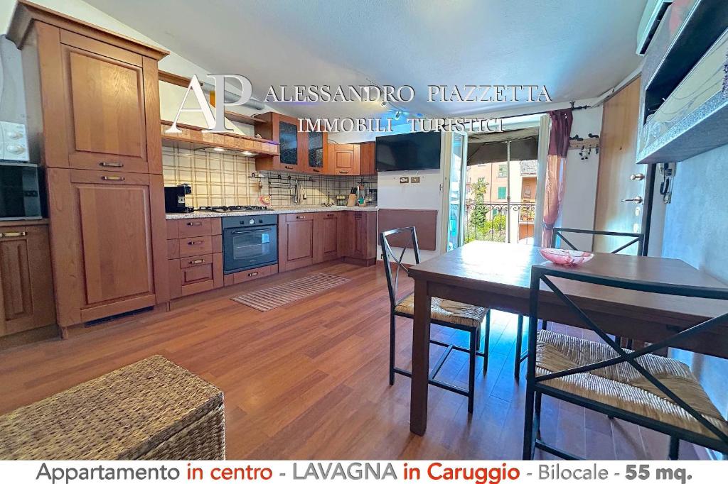 una cucina con un tavolo di legno e una sala da pranzo di Il Borgo dall'alto a Lavagna