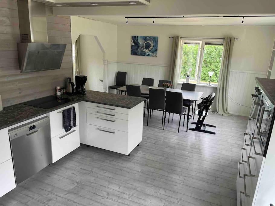 uma cozinha e sala de jantar com mesa e cadeiras em Space to socialize 3km from the peak of Isaberg! em Hestra
