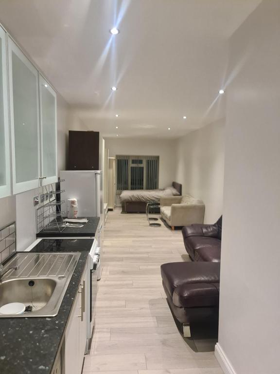 O bucătărie sau chicinetă la Self contained studio flat in Luton -Close to luton airport - Luton Dunstable Hospital - Business contractors - Family - All welcome -Short or Long Stay