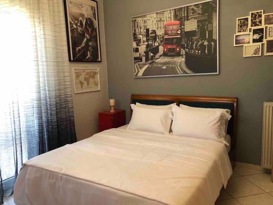 a bedroom with a bed with a red double decker bus at Villa Casa Chrissy in Plagiárion