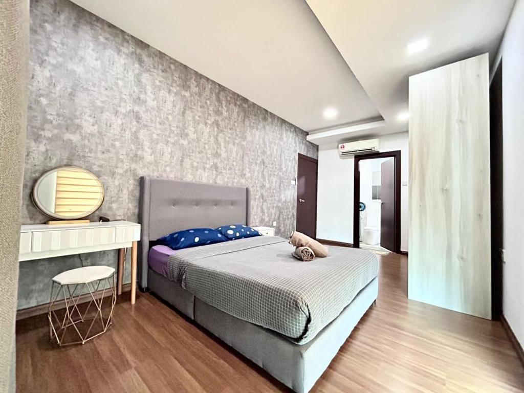 1 dormitorio con 1 cama grande en una habitación en Jeff and Ricky Homestay 58@Vivacity Megamall, en Kampong Tabuan