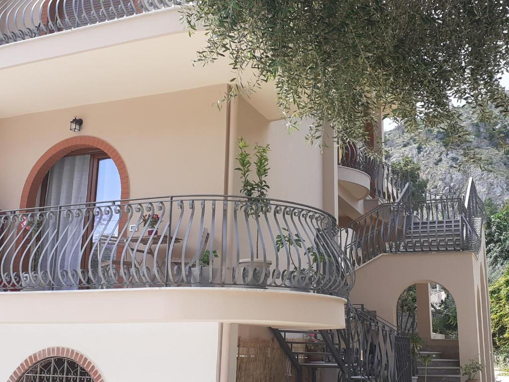 een balkon van een huis met een wenteltrap bij La casetta di rosario mondello in Palermo